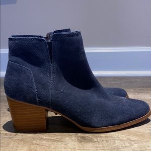 Navy blue bootie